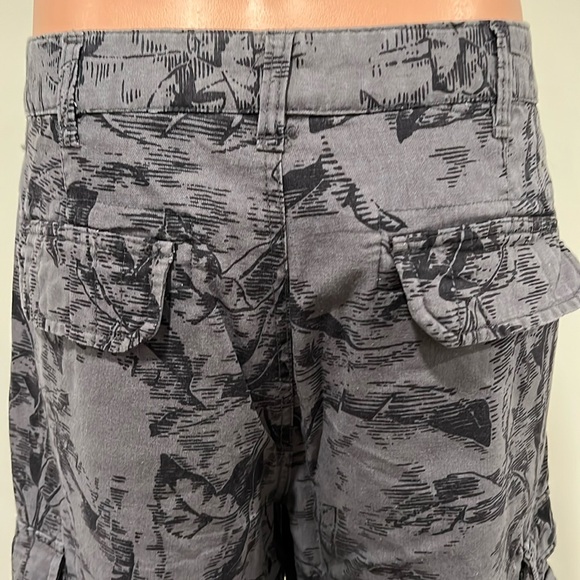 Paradise Collection Men's Black and Gray Tropical Print Cargo Shorts Size 36 - Picture 9 of 13